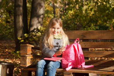 küçük kız sonbaharda yürür