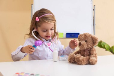 Küçük kız bir oyuncak ayı davranır