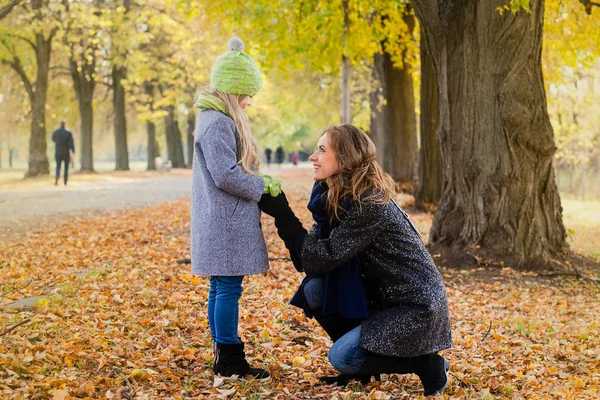 Μητέρα περπάτημα με κόρη σε εξωτερικούς χώρους το φθινόπωρο — Φωτογραφία Αρχείου