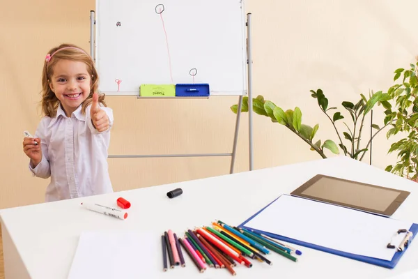 Menina desenha na tábua branca — Fotografia de Stock