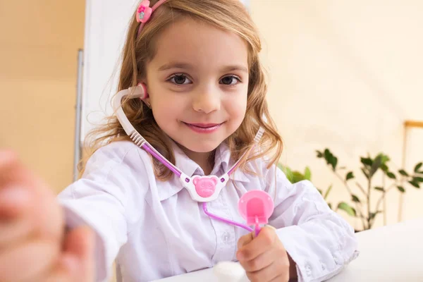 Little girl ubrany jak lekarz co selfie — Zdjęcie stockowe