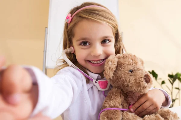 小さな女の子を扱うおもちゃのクマと selfie を作る — ストック写真