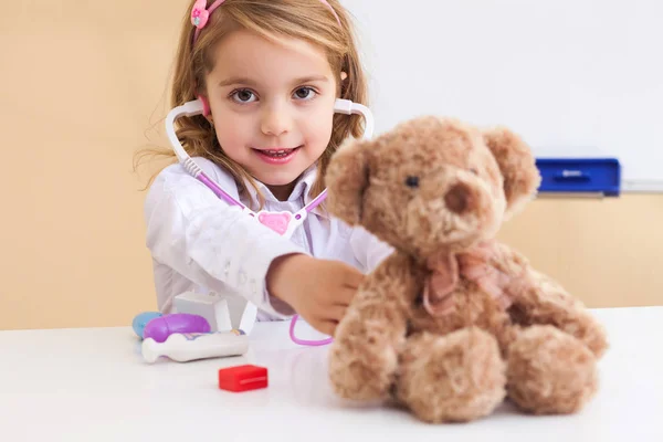 小さな女の子がおもちゃのクマを扱う — ストック写真