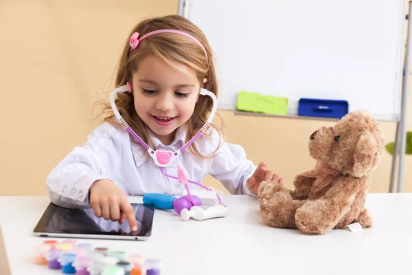 小さな女の子がおもちゃのクマを扱う — ストック写真