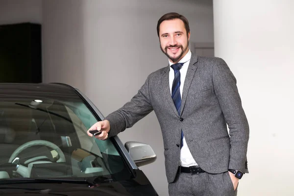 Alleinstehender entscheidet sich im Showroom für ein Auto — Stockfoto