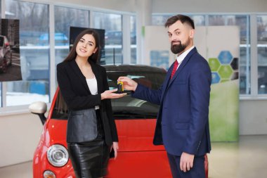 Güzel kız bir araba showroom seçer.