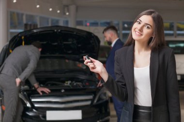 Güzel kız bir araba showroom seçer.