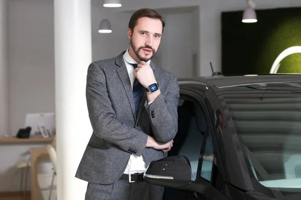 Alleinstehender entscheidet sich im Showroom für ein Auto — Stockfoto