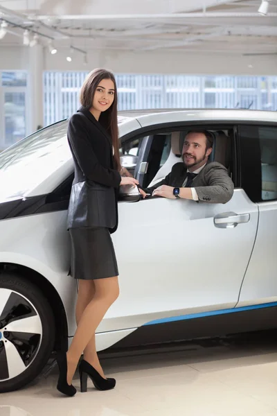 Pareja elige el coche en la sala de exposición — Foto de Stock