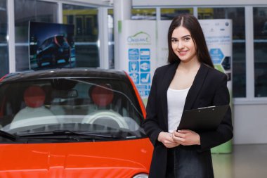 Güzel kadın satıcı otomobil gösterileri