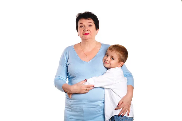 Abuela abrazando a su nieto sobre un fondo blanco — Foto de Stock