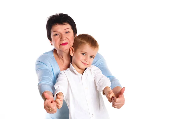 Nagymama átölelve unokájával, egy fehér háttér, bemutatás jel- — Stock Fotó
