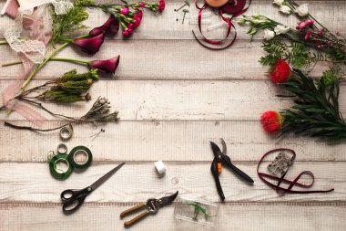 Karanfil, kırmızı güller, mor callas bir çiçekçi dükkanı bir ahşap tablo