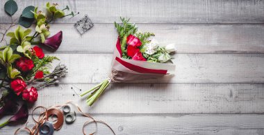 Kırmızı ve beyaz gül, kalp, callas, karanfil, tablo şeritler buket