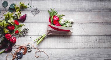 Kırmızı ve beyaz gül, kalp, callas, karanfil, tablo şeritler buket