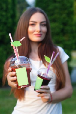 İçme ve bahçedeki suyu paylaşım güzel genç kız