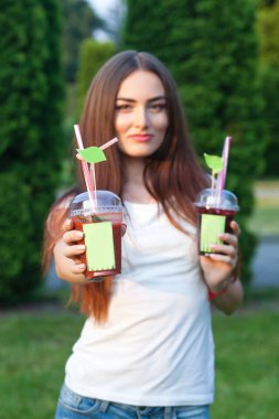 İçme ve bahçedeki suyu paylaşım güzel genç kız