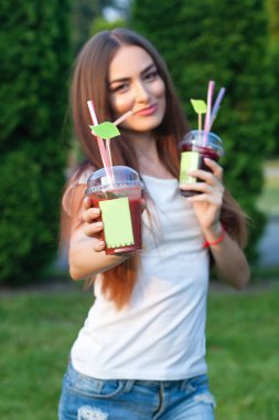 İçme ve bahçedeki suyu paylaşım güzel genç kız