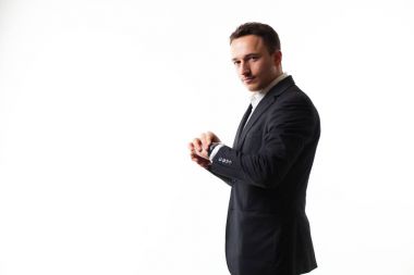 belirtileri gösteren beyaz bir arka plan üzerinde takım elbiseli genç adam