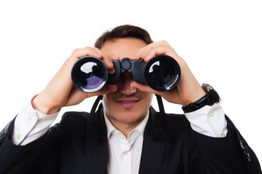 belirtileri gösteren beyaz bir arka plan üzerinde takım elbiseli genç adam