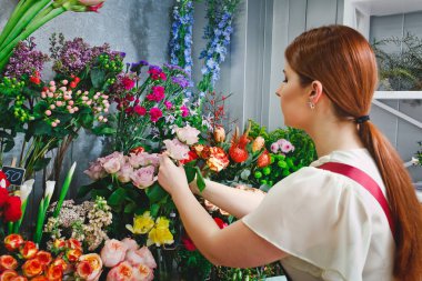 bir çiçekçide çalışan genç kız