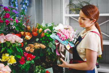 bir çiçekçide çalışan genç kız