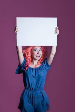 Lila zemin üzerine beyaz levha ile pembe saçlı kız yerleştirmek için metni