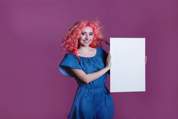 Niña con pelo rosa con hoja blanca sobre fondo lila, lugar para el texto — Foto de Stock