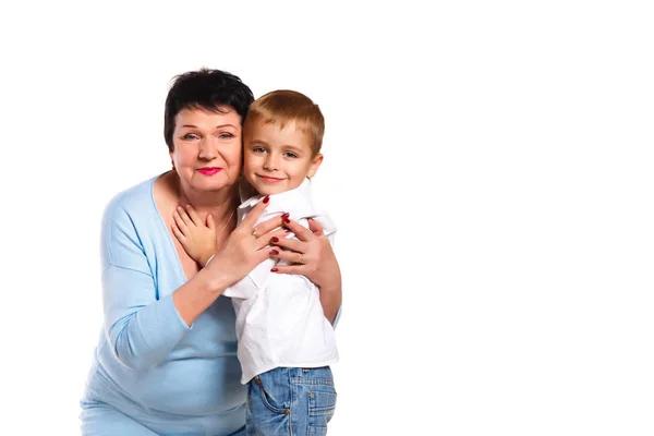 Abuela abrazando a su nieto sobre un fondo blanco — Foto de Stock