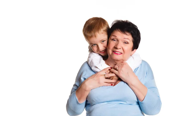 白色背景上拥抱她的孙子的祖母 — 图库照片