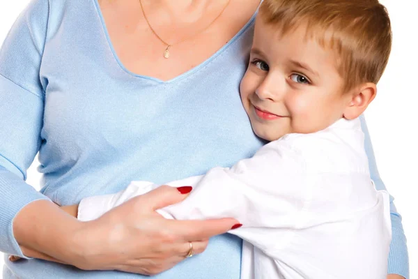 Oma haar kleinzoon knuffelen op een witte achtergrond — Stockfoto