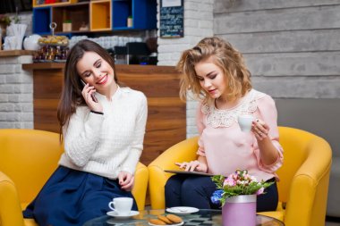 iki kız bir kafede kahve içme