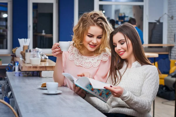 Deux filles buvant du café dans un café — Photo