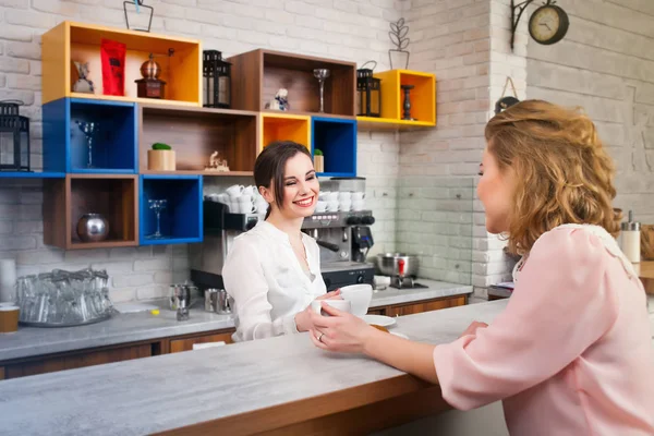 Femme barista et le client dans un café — Photo