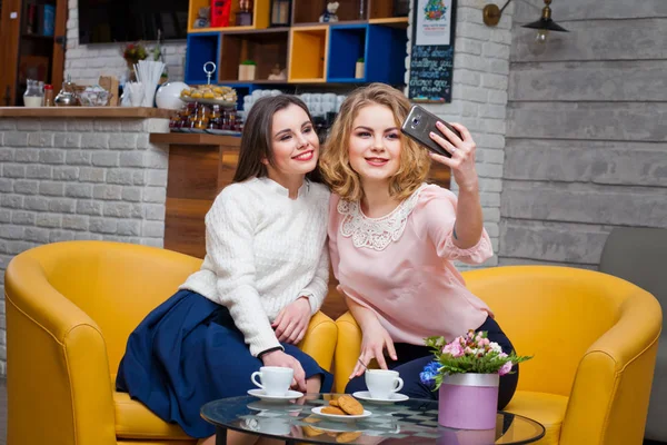 Jovens alegres fazem selfie no café — Fotografia de Stock