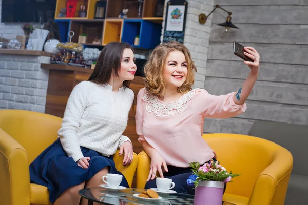 Jovens alegres fazem selfie no café — Fotografia de Stock