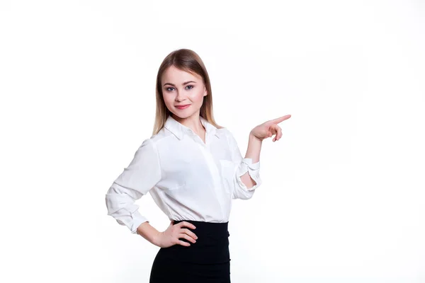 Молодая привлекательная деловая девушка на белом фоне, пространство для текста — стоковое фото