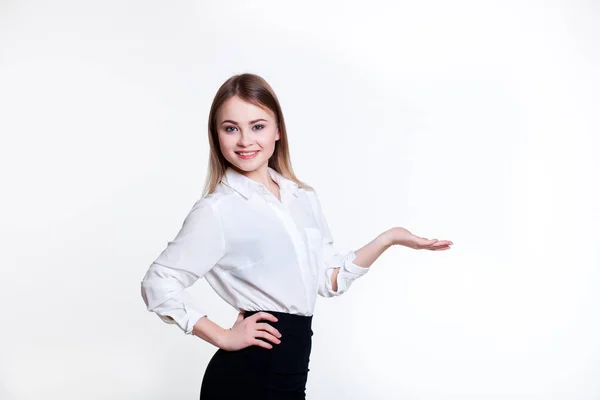 Молодая привлекательная деловая девушка на белом фоне, пространство для текста — стоковое фото