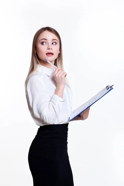 Νέοι επαγγελματίες ελκυστικό κορίτσι σε λευκό φόντο με φάκελο — Φωτογραφία Αρχείου