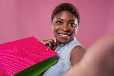 pembe bir arka plan üzerinde selfie Afrikalı-Amerikalı