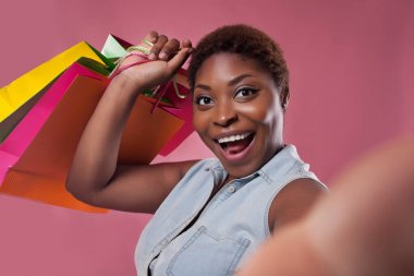 pembe bir arka plan üzerinde selfie Afrikalı-Amerikalı