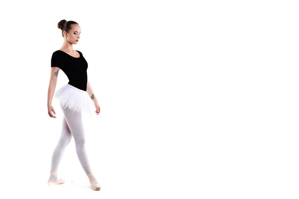 Jeune belle danseuse de ballet isolée sur fond blanc — Photo