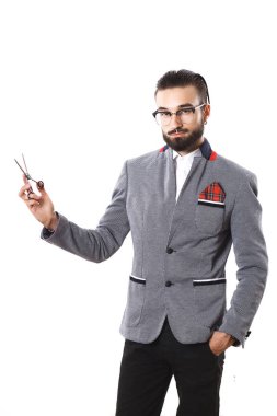 şık adam makas tanıtır. saç modeli kavramı