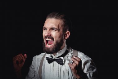 Yakışıklı adam stüdyo fotoğrafçı için poz portresi