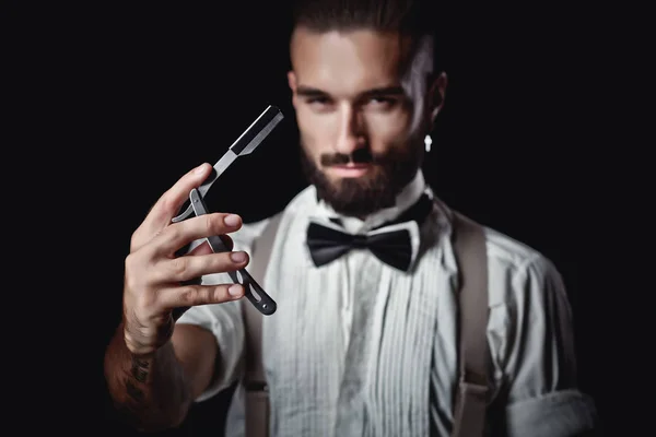 Portrait of handsome man posing for photographer in studio, Dangerous razor, — Stock Photo, Image