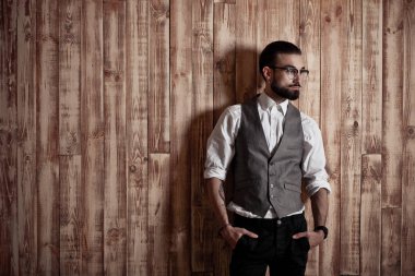 ahşap bir arka plan resmi giyim şık adam yerleştirmek için metni