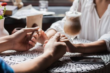 Genç çift kafede, closeup elele