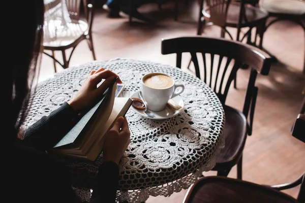 Livre de lecture femme et boire du café au café — Photo