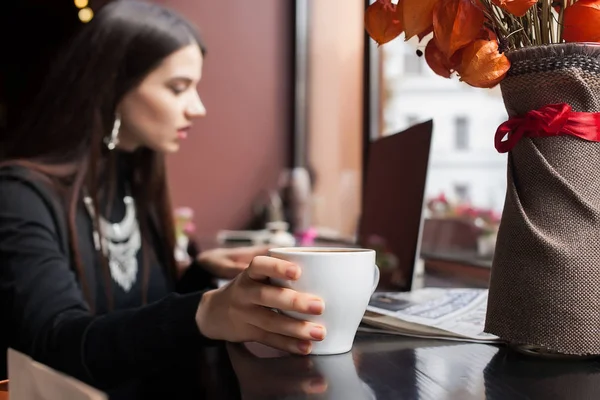 Belle brune utilisant un ordinateur portable dans un café. café , — Photo