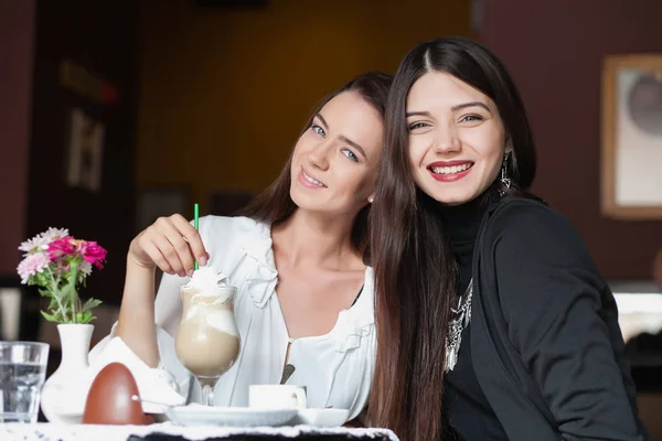 Retrato de duas belas jovens namoradas sentadas — Fotografia de Stock